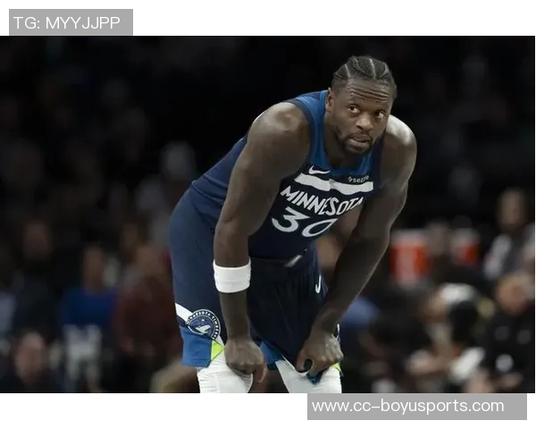 兰德尔上半场表现稳定11投6中贡献14分4篮板1助攻1抢断